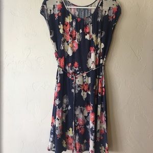 Floral print knee-length dress with tie